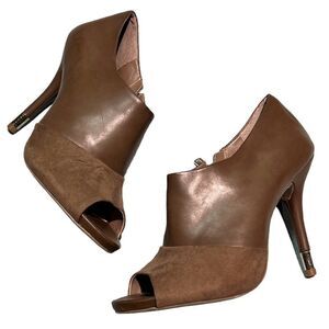 BCBGeneration Ilepsie Peep Toe‎ Heels Size 7.5.  B54